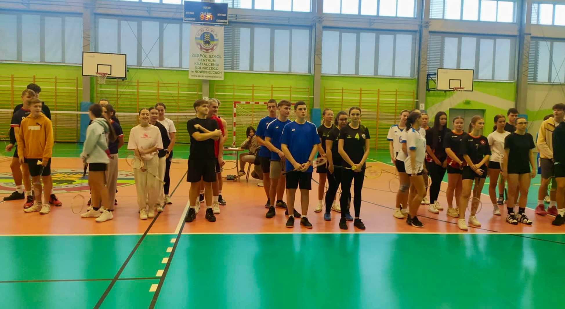 Półfinały w Badmintona – Nasza szkoła gospodarzem turnieju! 🏸 - zdjęcie