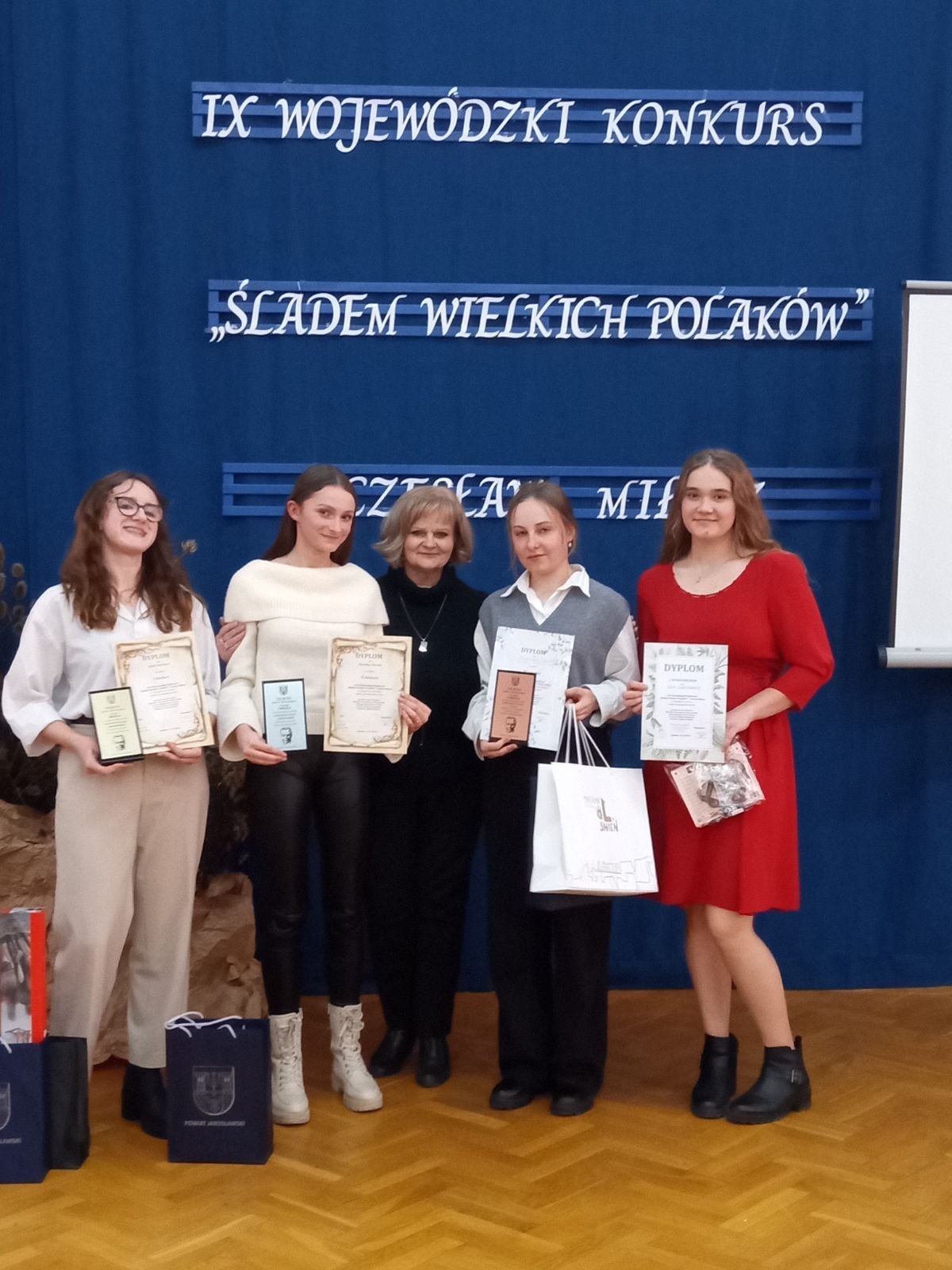 Uczennice klas czwartych laureatkami Wojewódzkiego Konkursu o Czesławie Miłoszu 🏆🏆🏆 - zdjęcie