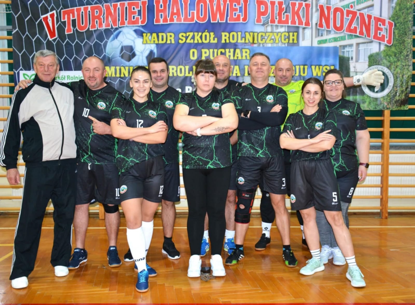 V TURNIEJ HALOWEJ PIŁKI NOŻNEJ KADR - SZKÓŁ ROLNICZYCH O PUCHAR MINISTRA I ROZWOJU WSI W SIENNICY RÓŻANEJ - zdjęcie