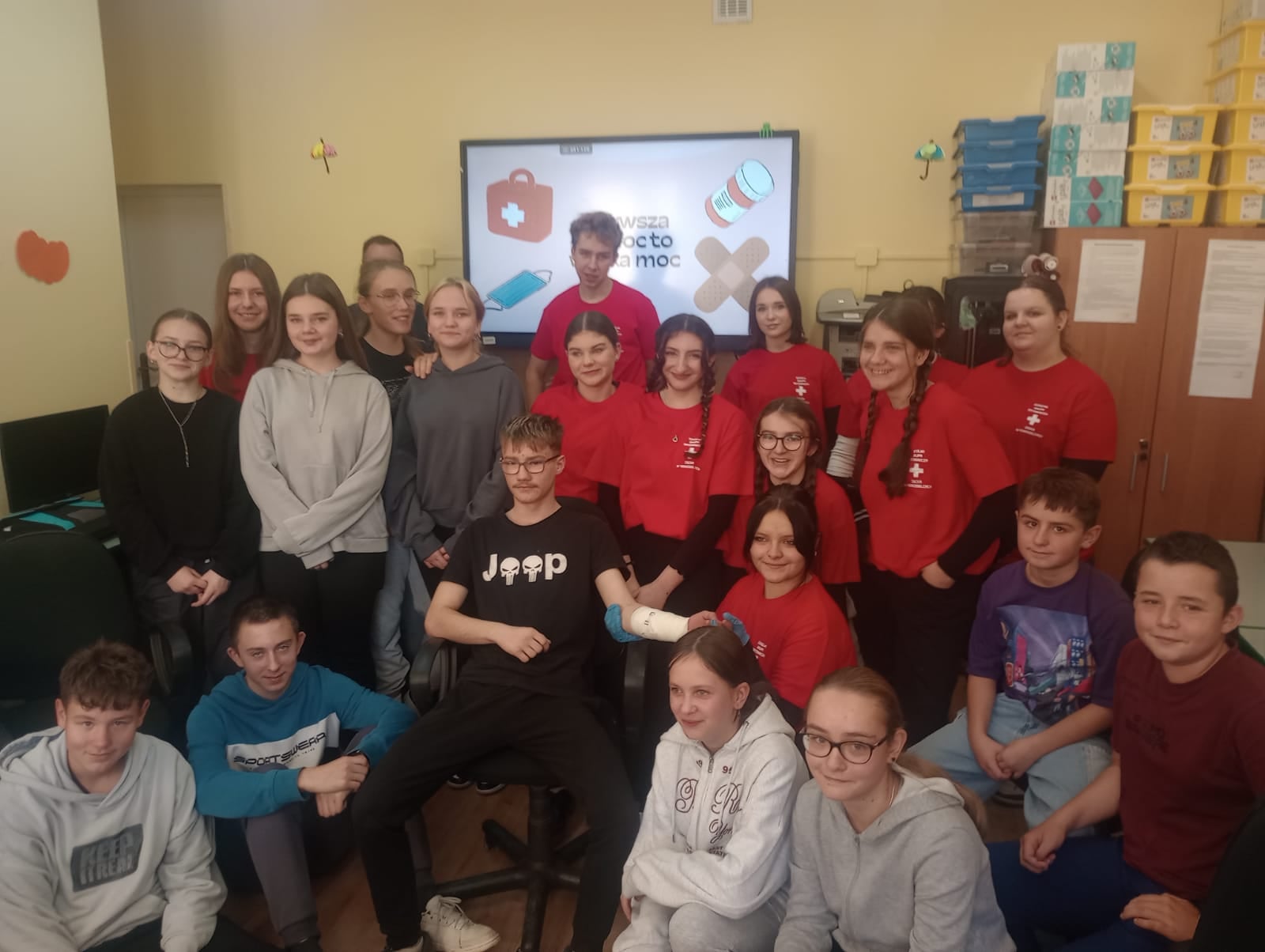Młodzież z ZSCKR w Nowosielcach uczy pierwszej pomocy - zdjęcie