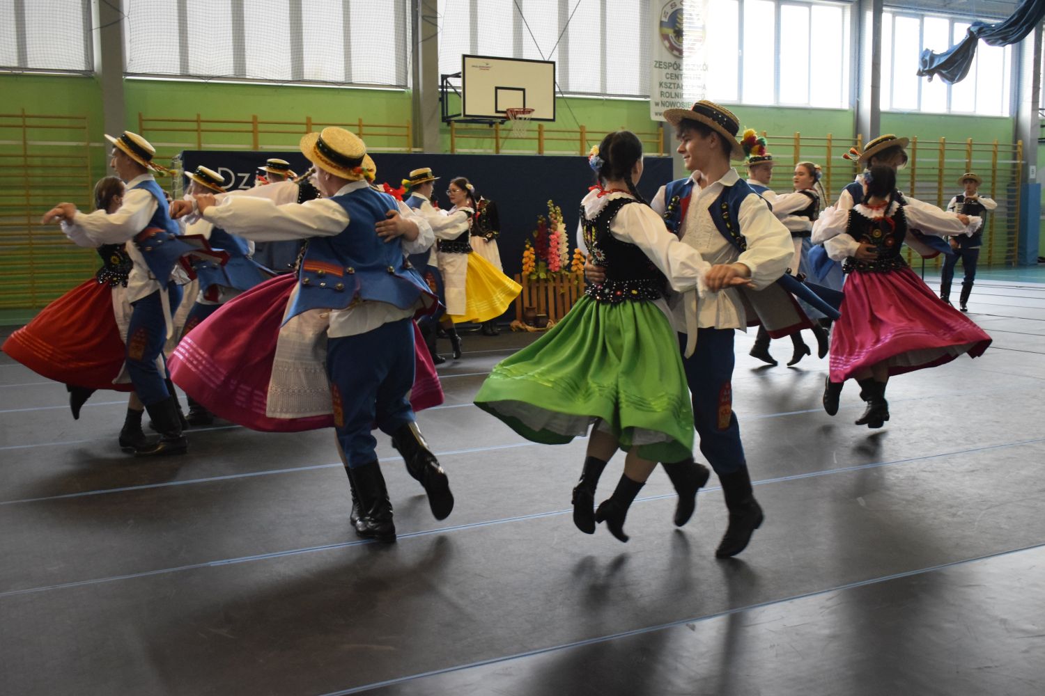 DZIEŃ STROJU LUDOWEGO – święto tradycji i kolorów.