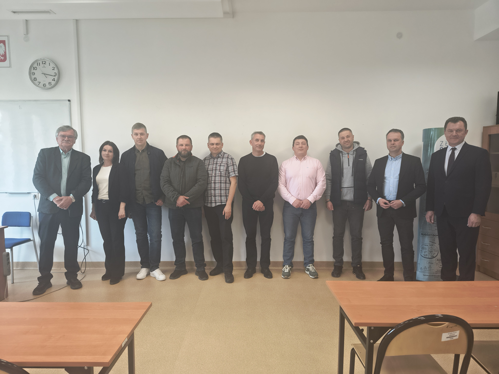 Wręczenie świadectwa ukończenia kursu pszczelarskiego